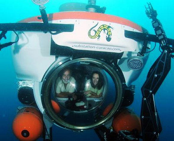 Drs. Carole Baldwin and Ross Robertson in the CURASUB, being used by the Smithsonian Institution's Deep Reef Observation Project (DROP). 