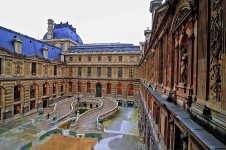 Courtyard in louvre museum2.jpg